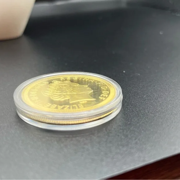 Queen Elizabeth II coin and pin - Picture 7 of 11